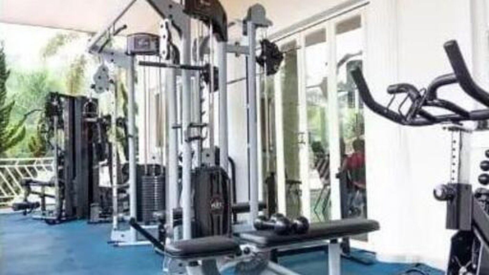 Academia equipada com aparelhos de musculação e piso emborrachado